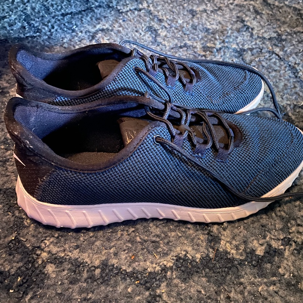 Men’s ever last tennis shoes size 10